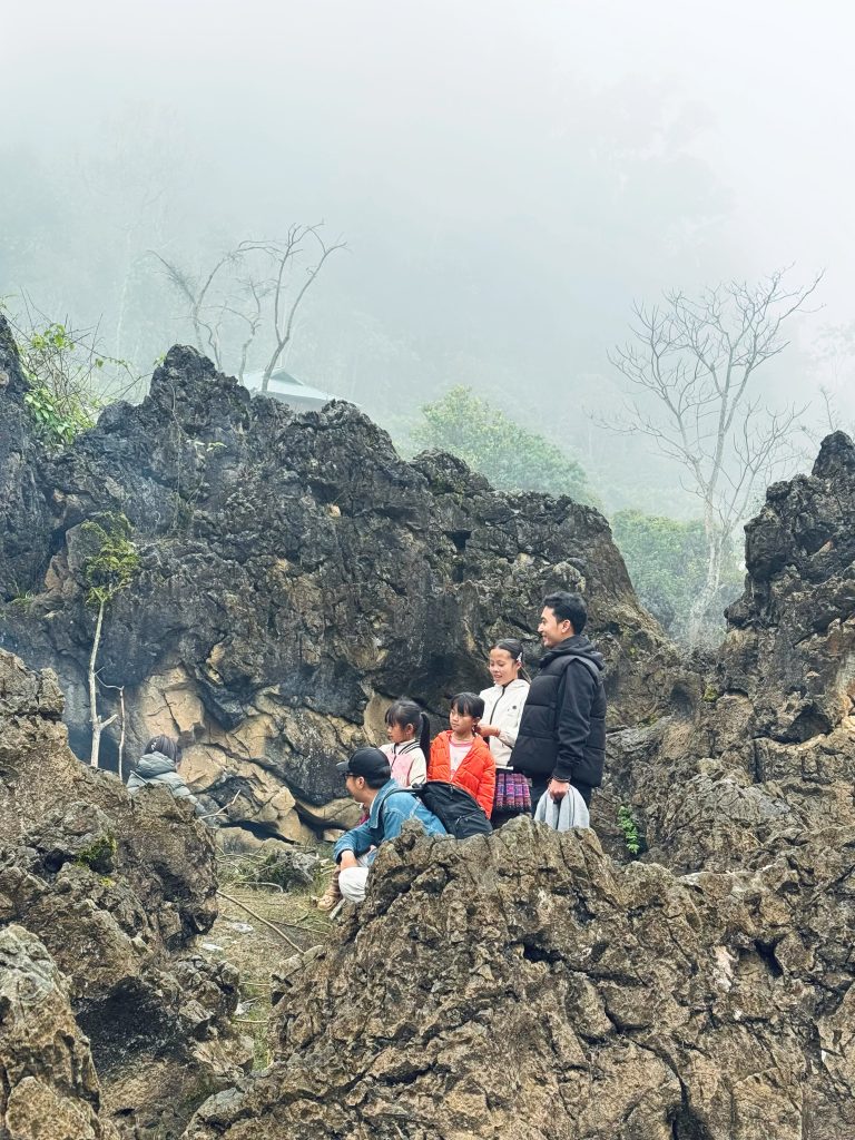 Lũ trẻ ở Hang Táu